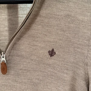 Morris half zip - Beige merinoulltröja  - Beige marinoulltröja från Morris i storlek S. Endast använd 1 gång och säljer då den är för liten och det är försent att lämna tillbaka den. Helt i nyskick. Nypris: 1799kr - Mitt pris: 1200kr