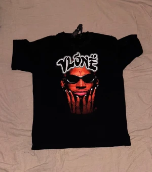 Vlone T-shirt - En jätte snygg vlone T-shirt för dig som tycker om graphic tees och sånn. Den är i jätte bra kondition, du ska tvätta den med ENDAST kall vatten annars kommer den bli förstörd. Har du några mer frågor de bara och fråga! (OBS: T-shirten är EJ äkta)