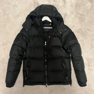 💫Polo Ralph Lauren jacka💫 - Hej! Säljer nu denna jättefina jacka ifrån Polo Ralph Lauren. Den är i storlek S. Jättefint skick, använd fåtal gånger. Super snygg vinterjacka. Hör av er vid frågor eller funderingar🙌💫