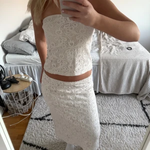 Fint broderat sommar sett 💕 - Säljer ett vitt broderat sett som är perfekt för en sommardag. Kan självklart användas var för sig! Materialet är mjukt och skönt att ha på sig. Strl S på både kjol och topp.