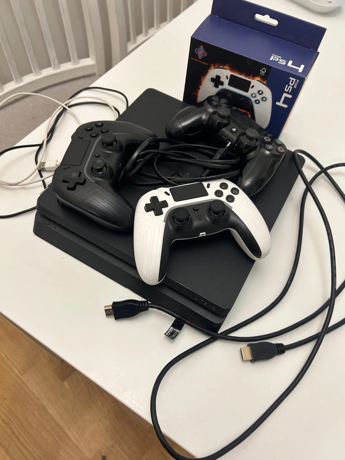 PlayStation 4 med 3 handkontroller - 1