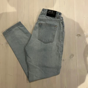 Ljusblå jeans från Grunt - Snygga ljusblå jeans från Grunt i rak modell med klassisk femficksdesign. Jeansen är tillverkade i ekologisk bomull och har hög midja samt raka ben. Perfekta för en avslappnad och trendig look. Storlek 164cm