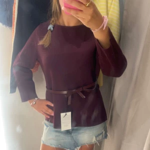 Vinröd topp med rosett  - Super söt tröja från zara, aldrig använd❣️❣️