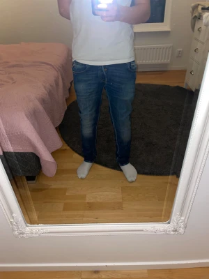 Replay grover blå jeans W29 L32 - Blåa replay grover i storlek W29 L32. Sparsamt använda. Säljer då de inte längre. Tveka inte på att höra av dig om du har några frågor eller funderingar!