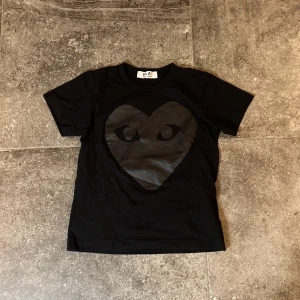 Comme Des Garcon T-Shirt - tvär fet cdg tisha, liten i storleken så skulle säga att den sitter som S-Xs👏 Skriv ifall ni har några som helst frågor🫡
