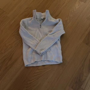 Ljusribbad half zip-tröja Kappahl - Superskön ljus ribbad tröja från Kappahl med half zip. 