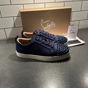 Christian loubtain skor - Säljer nu mina loubs då dem va lite för små, kontakta mig för fler frågor.