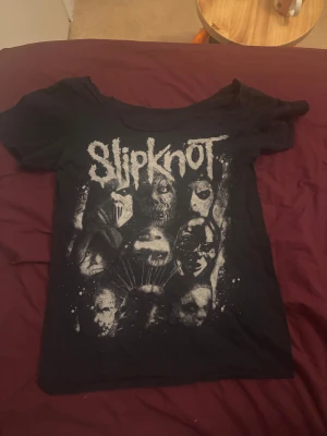 Slipknot Tshirt - En slipknot tröja med avklippt neckline i storlek S. Köptes från bluefox. Skriv om ni har frågor☺️