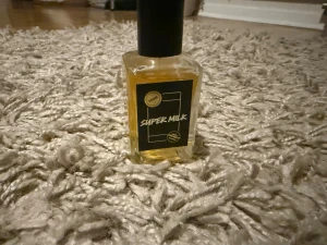 Lush Super Milk parfym - Super Milk från Lush i en stilren flaska. Perfekt för dig som vill sticka ut med något unikt. Flaskan har en modern design och passar dig som gillar att testa nya dofter. Volym och ingredienser syns inte på bilderna.