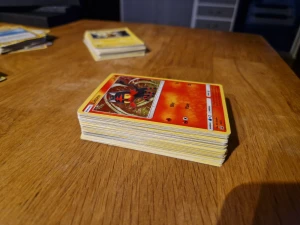 Pokémonkort - röda - En samling Pokémonkort med Litten (SM23) som toppkort. Perfekt för dig som älskar Pokémon och vill utöka din samling eller spela med vänner. Färgglada och coola kort som passar både nybörjare och erfarna samlare.