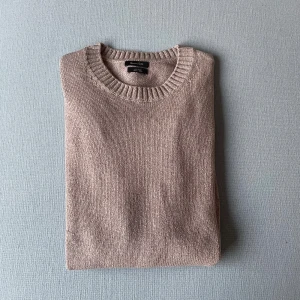 Beige kashmirtröja Massimo Dutti - Snygg beige stickad tröja från Massimo Dutti i 100% kashmir. Rund halsringning och ribbade muddar vid ärmslut och nederkant. Perfekt för dig som gillar mjuka och lyxiga material. Enkel och stilren design som funkar till allt.