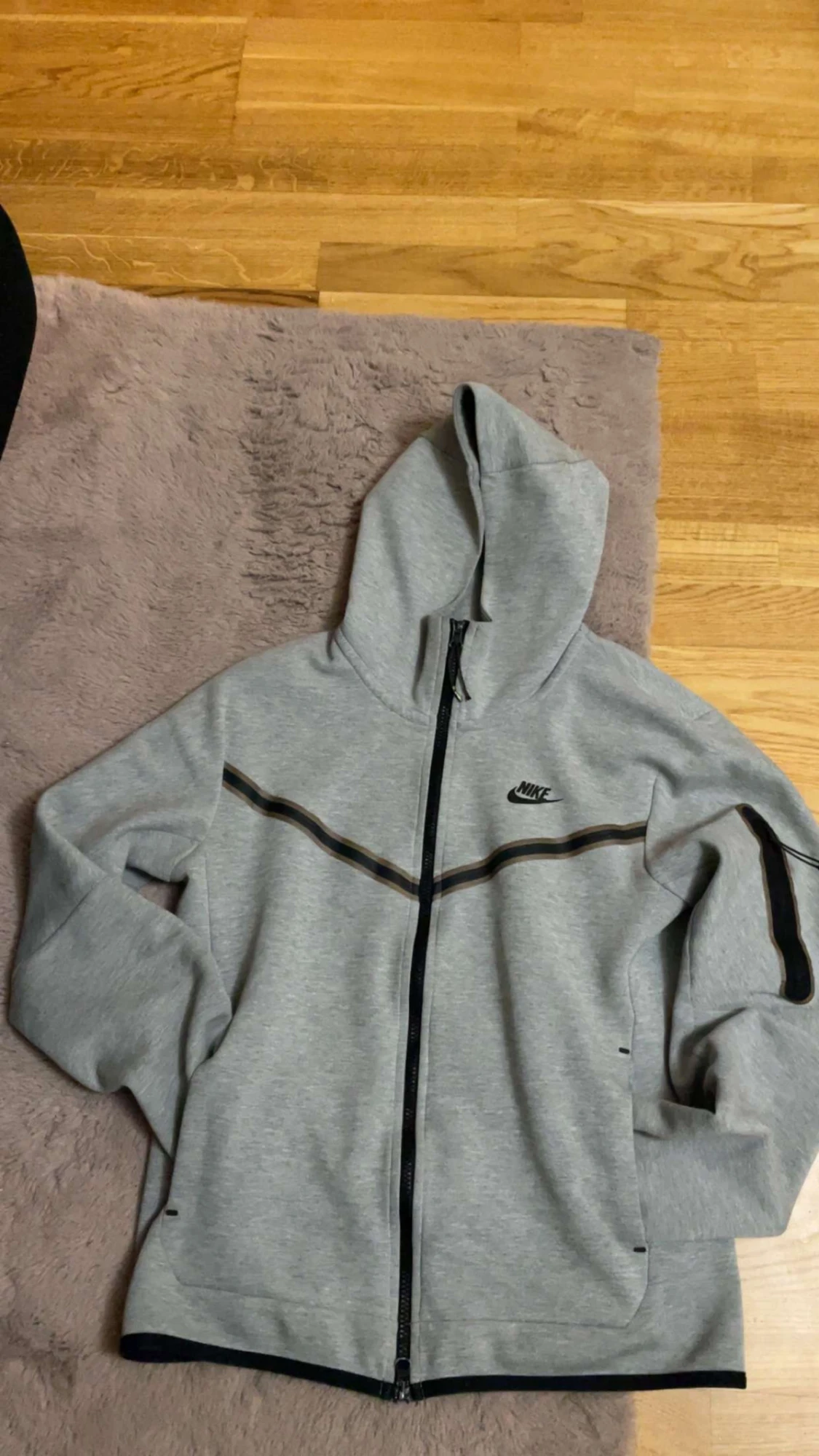 Grå hoodie från Nike med dragkedja
