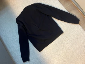 Mörkblå half zip sweatshirt från Morris - Snygg mörkblå sweatshirt från primark med half zip-dragkedja framtill. Tröjan har långärmad design och är tillverkad i mjuk bomull. Perfekt för dig som gillar stilrena och bekväma plagg med enkel look.