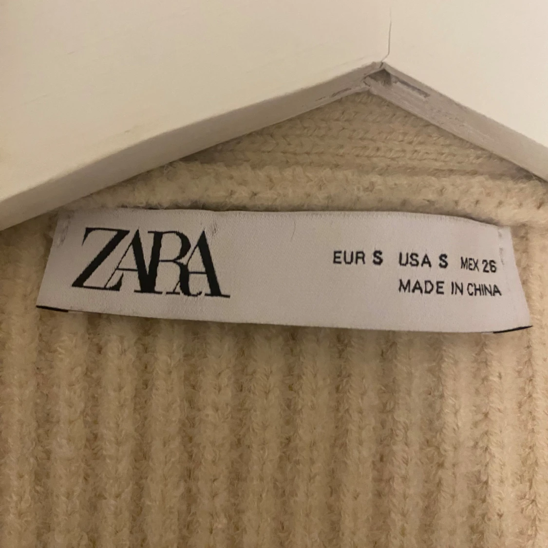 Beige ribbad kofta från Zara - 1