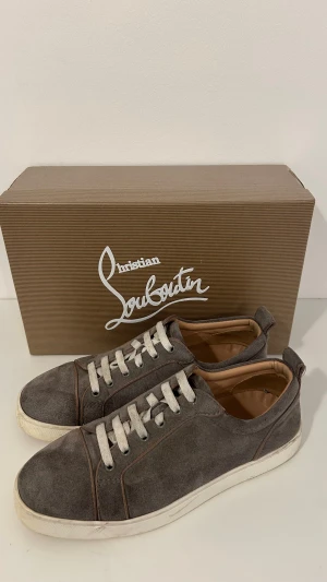 Christian Loubutin  - Jag säljer mina Christian Loubutin. De är i storlek 40 och är i bra skick de. De går att rengöras och texten på insidan har suddats ut lite.
