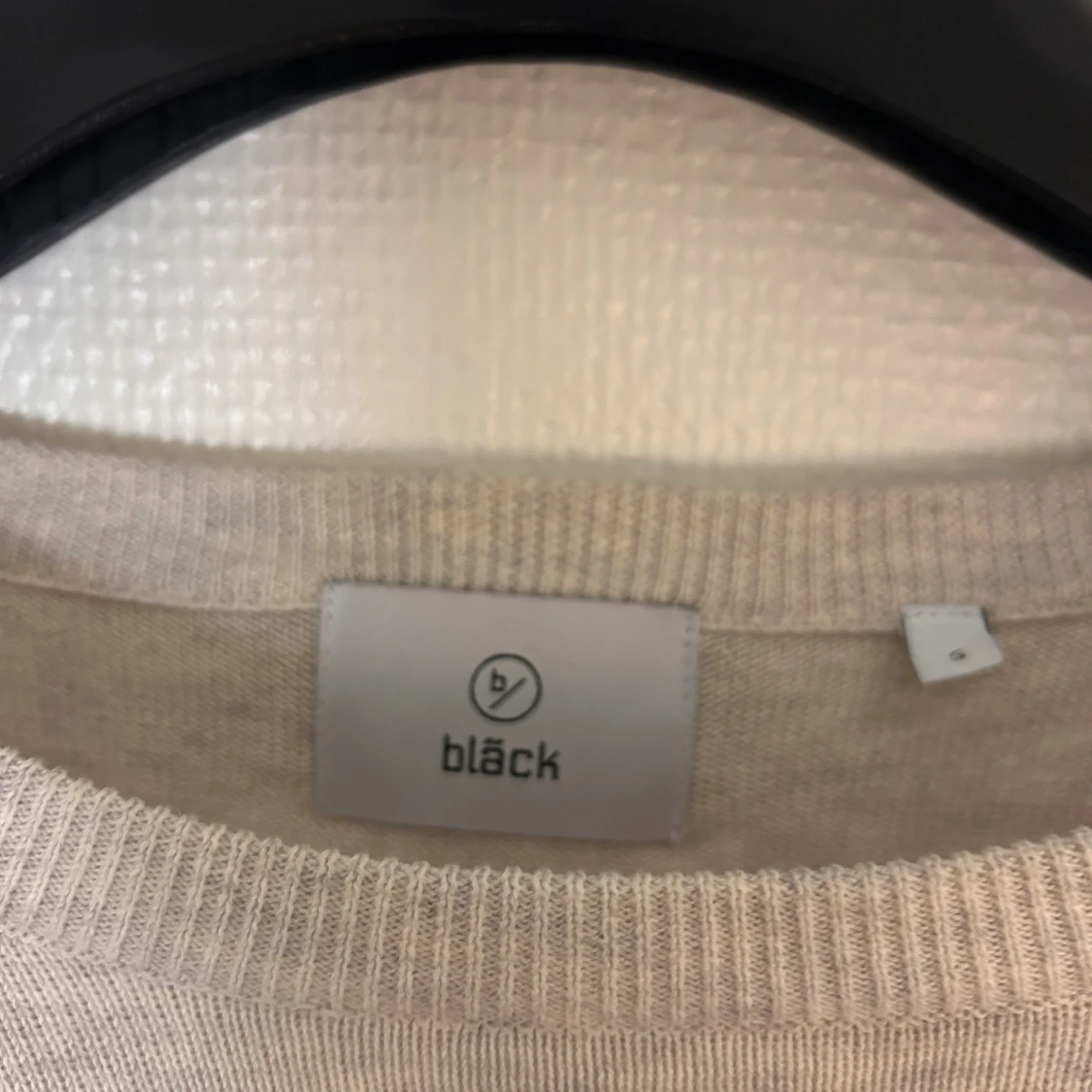 Beige stickad tröja från Bläck - 1