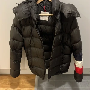Militärgrön Moncler jacka  - Säljer en militärgrön moncler jacka då jag inte använder den längre. Jackan har två små hål och en lagning. Modell: Moncler Willm Puffer Jacket