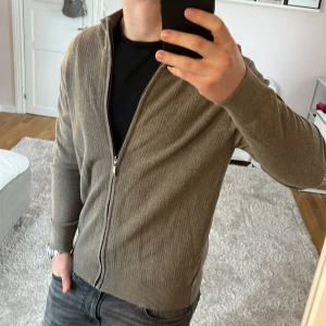Stilren full zip  - Full zip | Mycket bra skick | Size - L |  Pris 399 | Hör av dig vid minsta fråga eller fundering📩