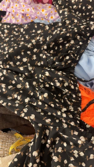 Svart blommig kortklänning med puffärm - Supersöt svart kortklänning med små vita blommor och lätt puffade långärmar. Klänningen har en markerad midja och söt hjärtformad urringning. Perfekt för dig som gillar romantiska och trendiga vibes.