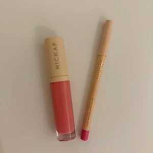 Hickap läppkombo - Läppglans och läppenna från hickap i färgen Pink Marshmallow i båda. Säljer båda för 150kr.