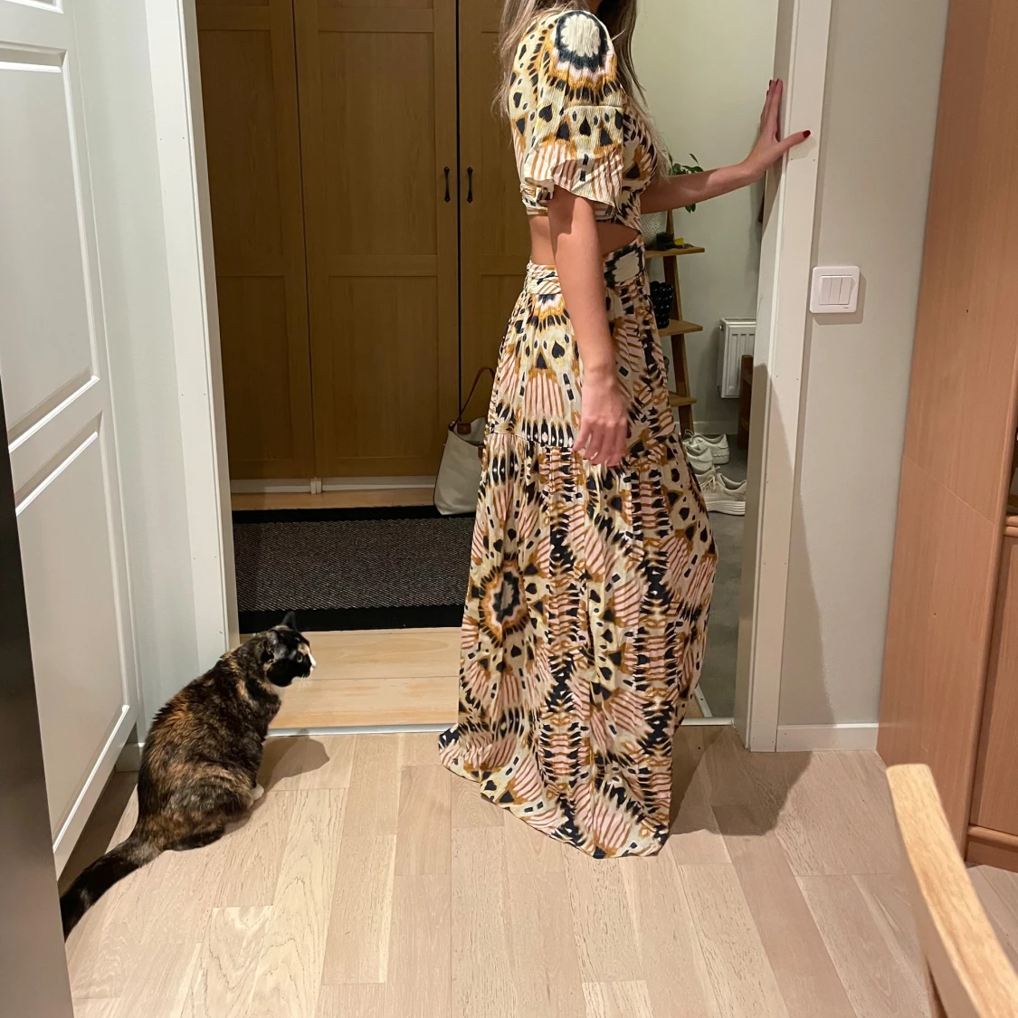 Mönstrad långklänning med cut-outs - 1