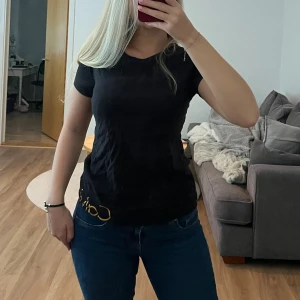 Svart T-shirt  - Svart T-shirt men Calvin märke nedtill, Barnstorlek 164/176 men passar mig som brukar ha S. Finns en likadan i grå om man vill köpa båda!