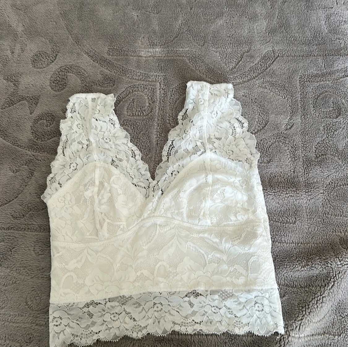 Vit spetsig linnetopp från Amisu XS