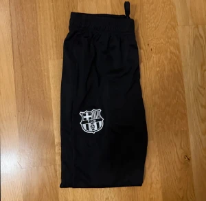 Svart långärmad FC Barcelona träningströja - FC Barcelona långärmad träningströja från Nike i svart med klubbmärke och Spotify-logga på bröstet. Skicka bud😁😁