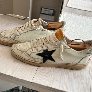Golden goose Ball star  - Golden goose ball star - storlek 44. Låda, dustbag etc. finns.  Använda, men i fint skick! Hör gärna av dig om du har några frågor! 