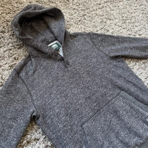 Stickad hoodie - Säljer denna riktigt feta stickade hoodien!⭐️Skick : 9,5/10!🤝Storlek S men passar också M!🙌Hör gärna av er om ni har funderingar!👍