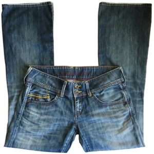 Vintage lowwaist flare jeans, Tommy Hilfiger - Supercoola unika lågmidjade bootcut jeans! (Obs! Finns en liten fläck på framsidan av höger ben, se bilder) Midjemått 88cm, Grenhöjd 20cm, Innerbenslängd 80,5cm, Benöppning rakt över 25,5cm