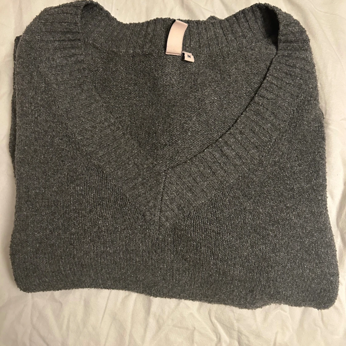 Mörkgrå stickad v-ringad tröja  - 1