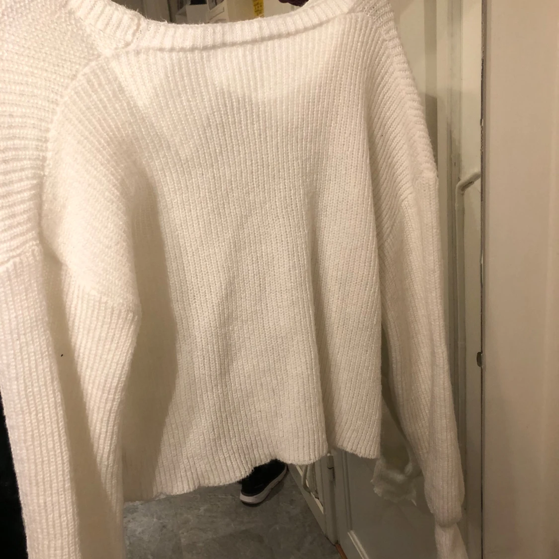 Vit stickad kofta med små knappar - 2