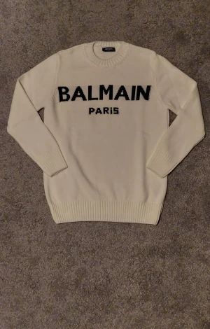 Balmain Tröja  - Snygg vit stickad tröja från Balmain || Storlek S 