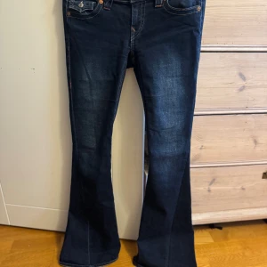 Mörkblå bootcut jeans med detaljer - Snygga mörkblå jeans med bootcut! Använt fåtal gånger 