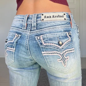 Rock revival jeans - Midjemått: 37cm rakt över, innerbenslängd: 78cm 💕