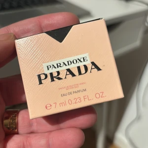 Prada Paradoxe Eau de Parfum 7ml - Upptäck Prada Paradoxe i smidig 7 ml storlek – perfekt att ta med överallt. Innehåller alkohol, parfym, vatten, limonene, linalool, benzyl salicylate, coumarin och fler ingredienser. Tillverkad i Frankrike. Snygg och trendig doft för dig som gillar lyxiga detaljer.