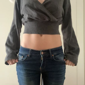 Mörkblåa ltb jeans  - Jätte fina mörkblåa jeans från ltb, bootcut och lågmidjade. stretchiga dessutom! inga defekter då det knappt har används! Midjemått tvärs över ungefär 37 cm! pris kan diskuteras!!!!