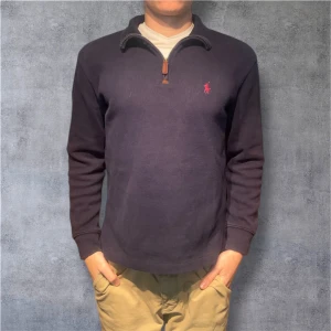 Mörkblå half zip tröja Polo Ralph Lauren - Storlek XS. Normal passform. Mycket fint skick utan fläckar eller hål. Mockadetalj vid dragkedjan. 📏 Mått: bröst … cm × 2, längd … cm (modell på bilderna är 172 cm / 60 kg). Klassisk och stilren half zip som funkar till allt. Nypris ca 1400–1600 kr. ✅ Äkta vara | 📩 Öppen för bud och frågor | 🚚 Skickas inom 24 timmar