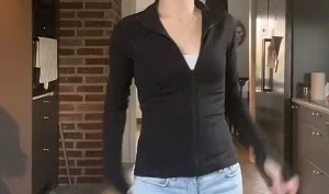 Svart slim långärmad tröja med dragkedja - Slimmad svart långärmad tröja med dragkedja framtill och krage. Snygg passform som sitter tight mot kroppen och ger en clean look. Perfekt att matcha med jeans eller mjukisbyxor. Enkel design utan mönster eller extra detaljer.