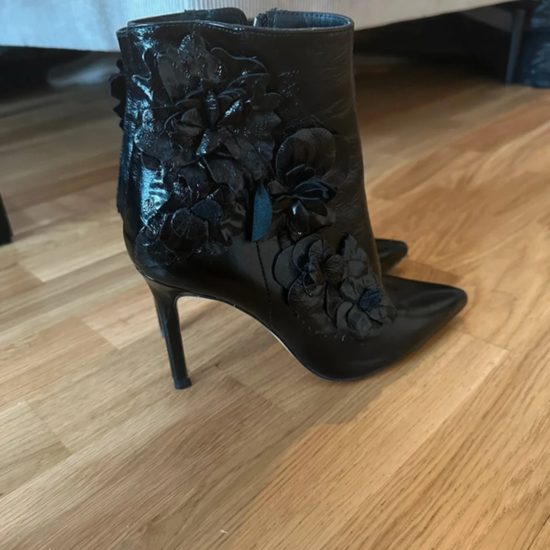 Svarta stövletter med blommor och klack från Zara - 3