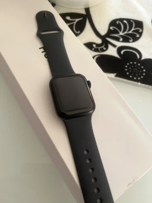 Apple Watch 2nd gen 40mm midnight - Säljer en Apple Watch 2nd gen midnight i nyskick! Laddare och box ingår. Använd ett fåtal gånger men inga tecken på det. Inga repor eller annat tecken på användning!!