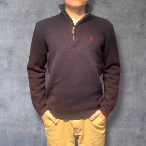 Ralph Lauren Ull Quarterzip Navy - Storlek: Märkt XL men passar bäst M. Färg: Mörkblå med röd logga. Material: 100% ull. Passform: Regular fit. Mått: Bröst 53 cm × 2, längd 63 cm. Skick: 9/10 – sparsamt använd, inga defekter. Klassisk och stilren quarterzip i marinblå ull med den ikoniska röda Polo-loggan. Perfekt för höst och vinter, fungerar lika bra till vardags som till mer uppklätt. Nypris ca 1500–2000 kr. ✅ Äkta vara | 📩 Öppen för bud och frågor | 🚚 Skickas inom 24 timmar