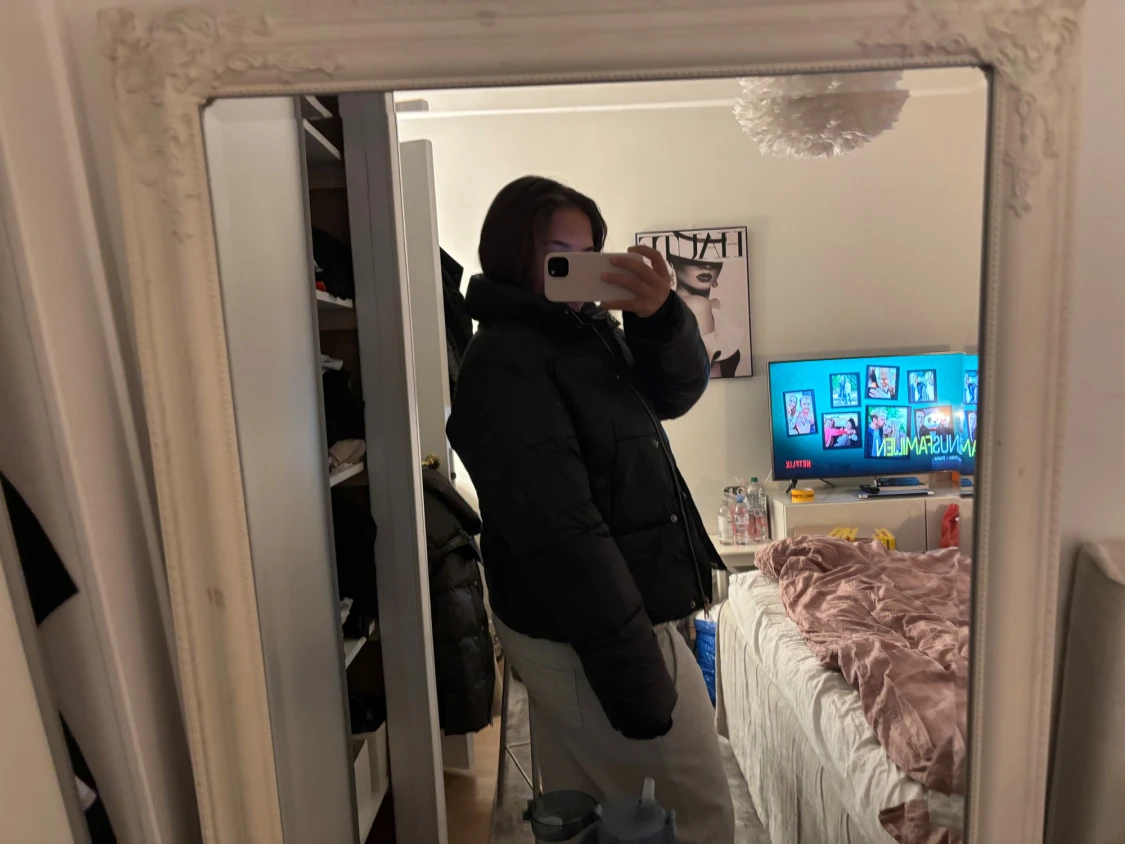 Svart pufferjacka med hög krage - 2