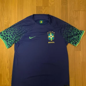 Blå Brasilien fotbollströja Nike - Brasilien borta-tröja i mycket bra skick, använd fåtal gånger. Säljes då den tyvärr inte kommer till användning, hör av er vid frågor!