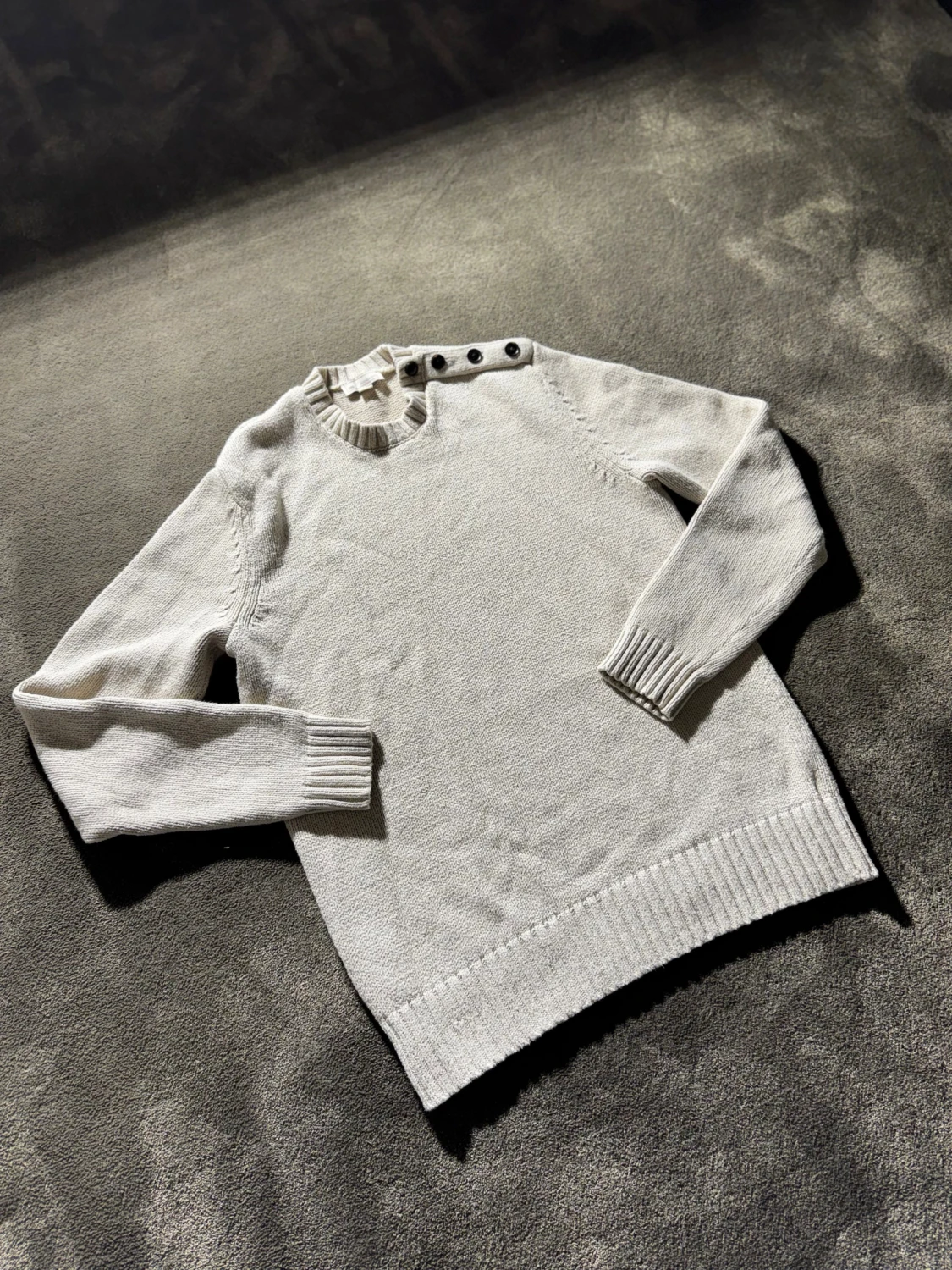 Beige stickad tröja med knappar