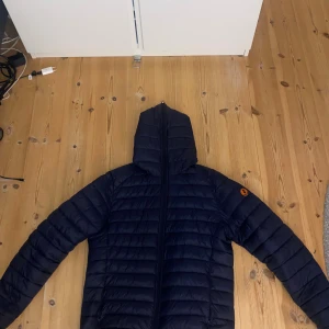 Mörkblå pufferjacka från Save The Duck - Knappt använd. Nypris 2000kr skickar snabbt vid köp!