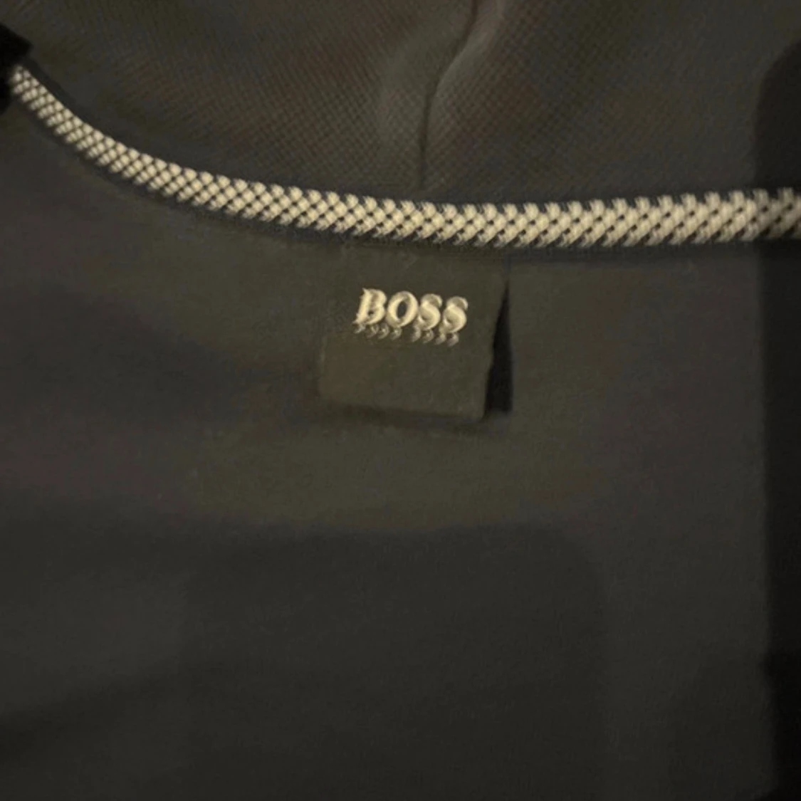 Mörkblå hoodie från BOSS med dragkedja - 1