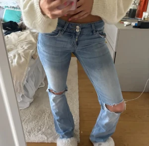 Lågmidjade jeans - As snygga lågmidjade jeans från Nelly❤️ Helt slutsålda! Storlek 34 passar mig som har XS, OBS hålen är lite uttöjda 