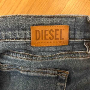 Lågmidjade diesel midja  - Sjukt snygga jeans från diesel som inte kommer till användning längre, är uppklippta längst ner men inget man tänker på!  Innerbenslängd: 85cm, midjemått: 36cm tvärsöver!!💕